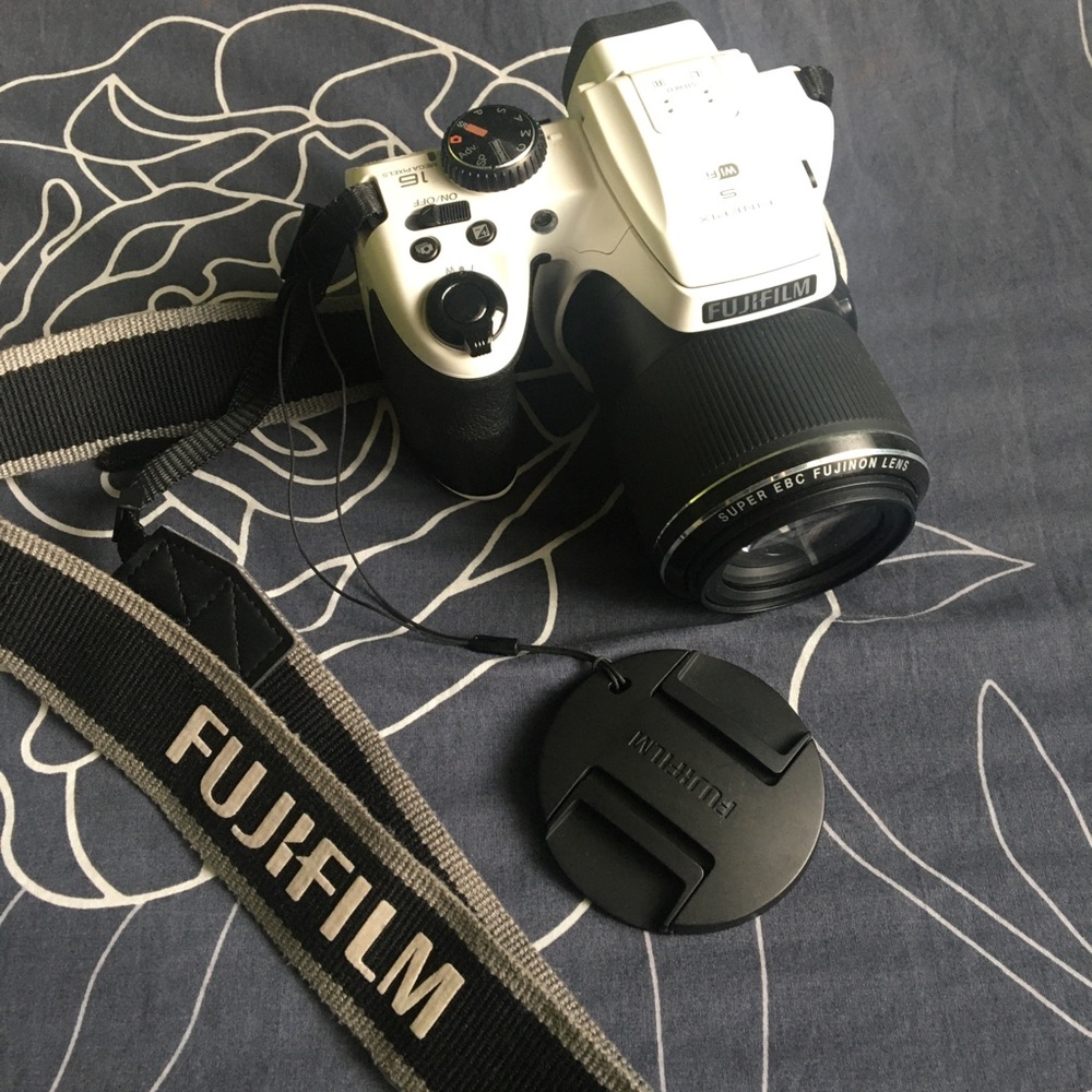 Fujifilm Finepix s9450w camera